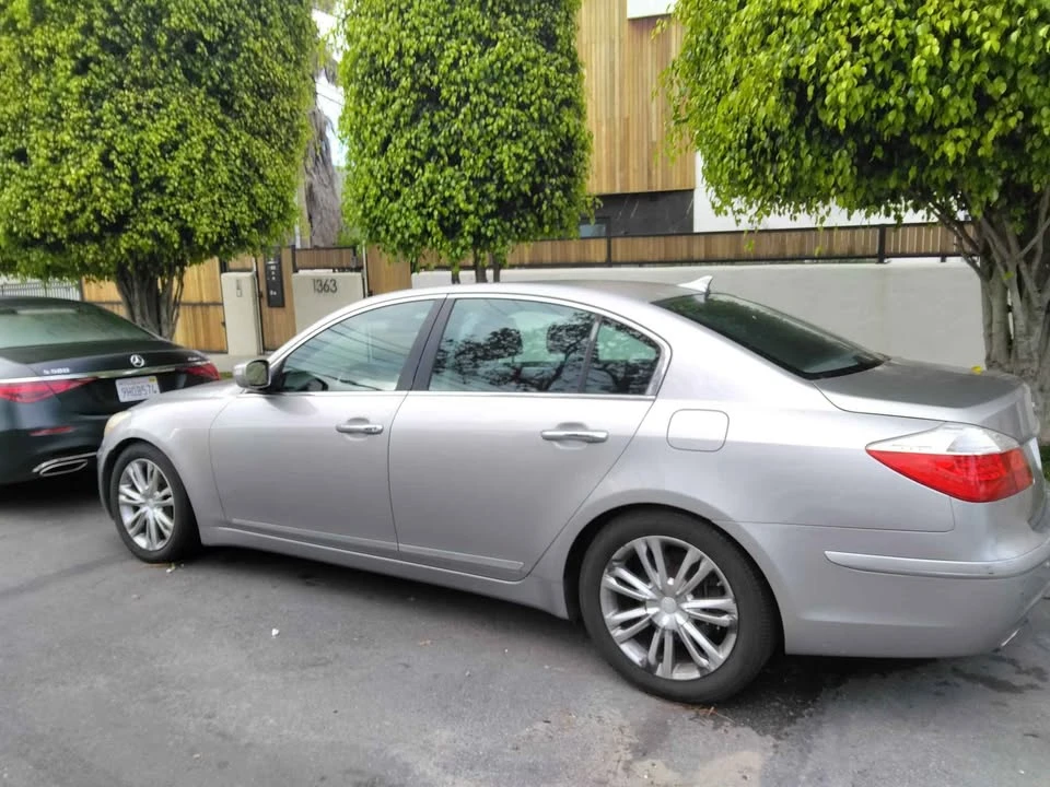 2011 Hyundai Genesis - Image 9 of 18