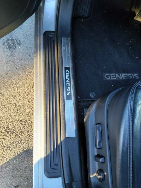 2011 Hyundai Genesis - Image 16 of 18