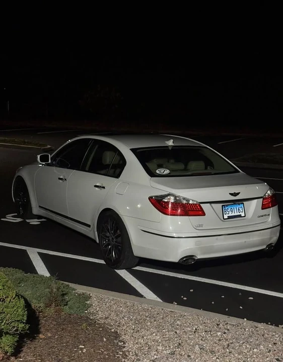2011 Hyundai Genesis - Image 6 of 19