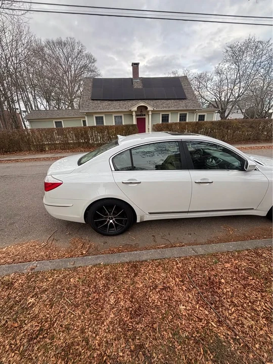 2011 Hyundai Genesis - Image 10 of 19
