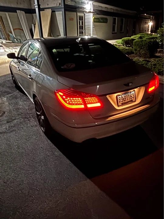 2011 Hyundai Genesis - Image 12 of 19