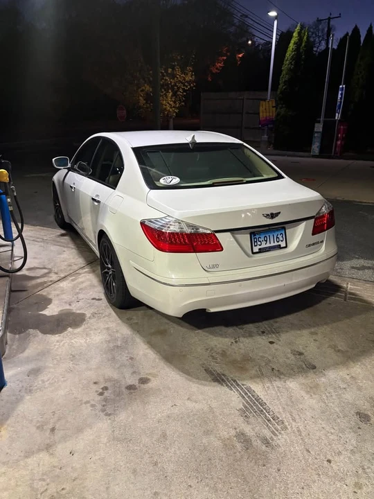 2011 Hyundai Genesis - Image 16 of 19