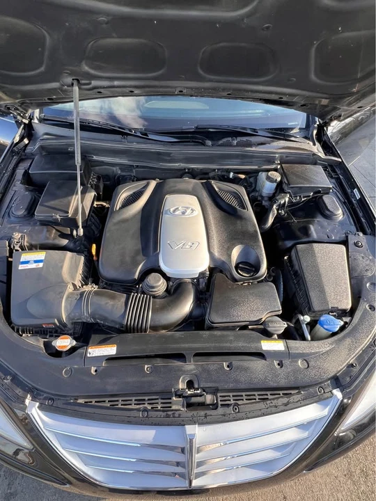 2011 Hyundai Genesis - Image 13 of 14