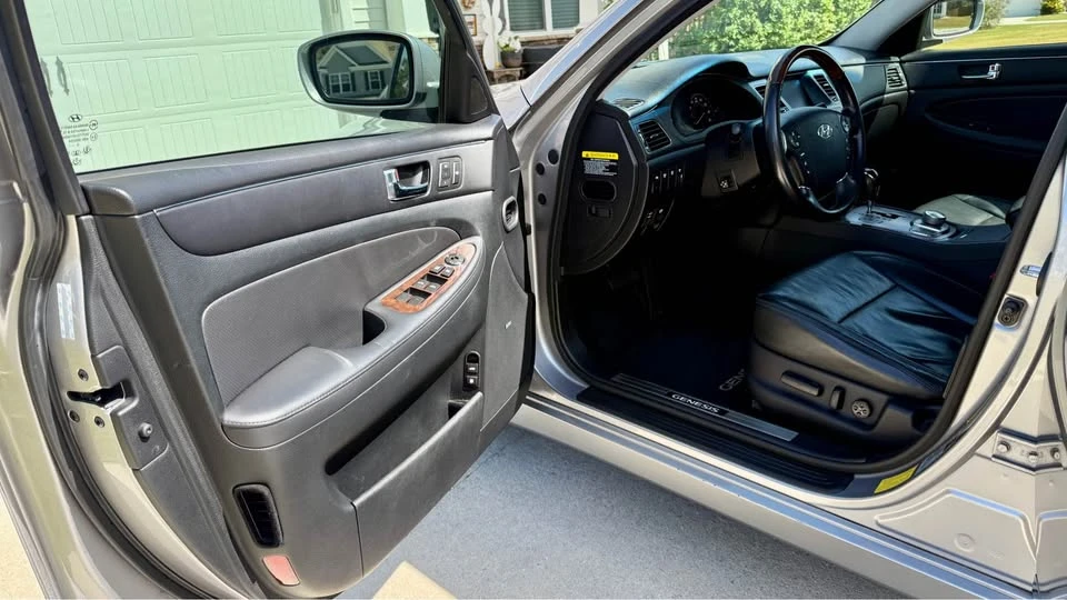 2011 Hyundai Genesis - Image 13 of 20