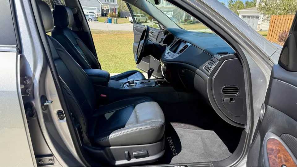 2011 Hyundai Genesis - Image 16 of 20