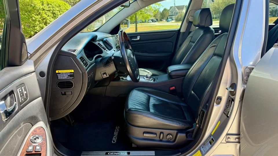 2011 Hyundai Genesis - Image 12 of 20