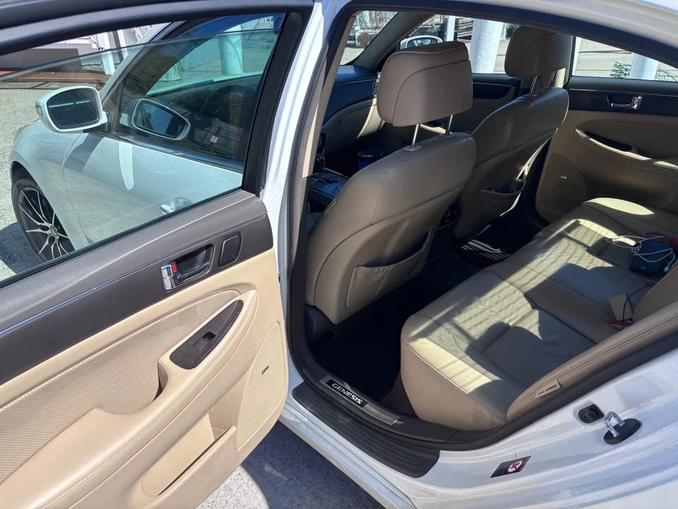 2011 Hyundai Genesis - Image 11 of 20