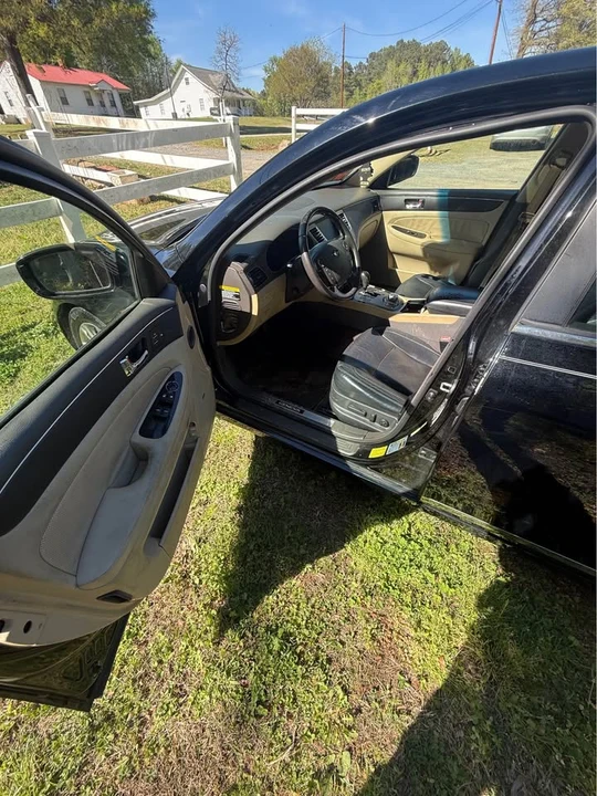 2011 Hyundai Genesis - Image 6 of 7