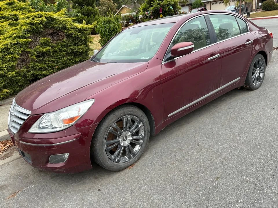 2011 Hyundai Genesis - Image 2 of 4