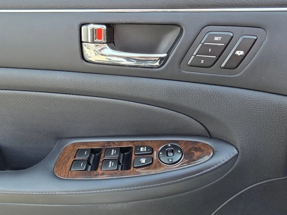 2011 Hyundai Genesis - Image 17 of 20