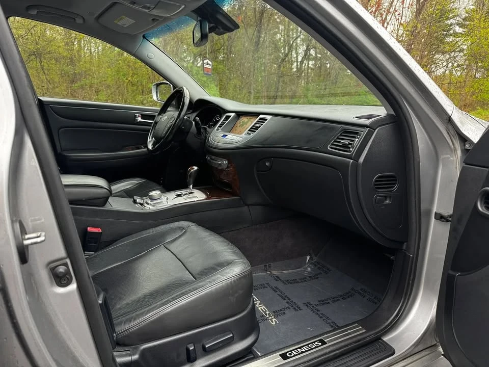2011 Hyundai Genesis - Image 11 of 20