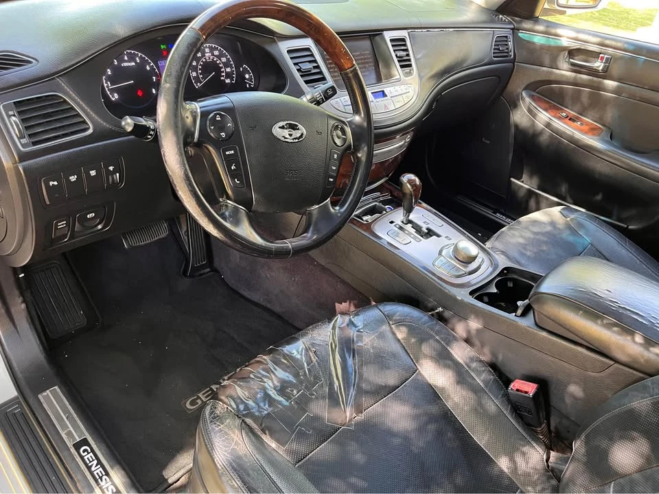 2011 Hyundai Genesis - Image 12 of 17