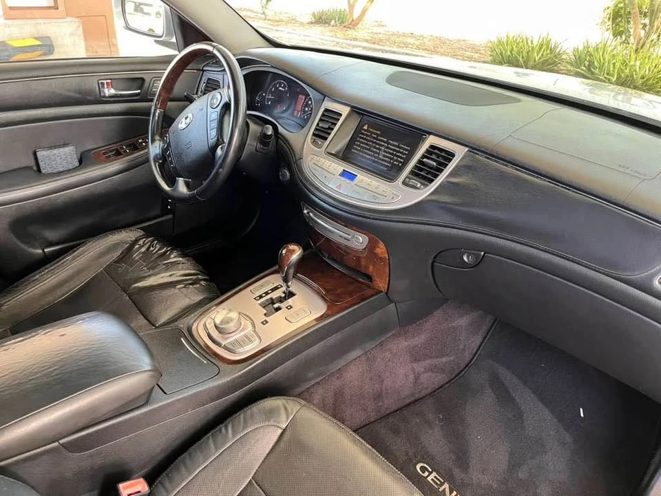 2011 Hyundai Genesis - Image 14 of 17