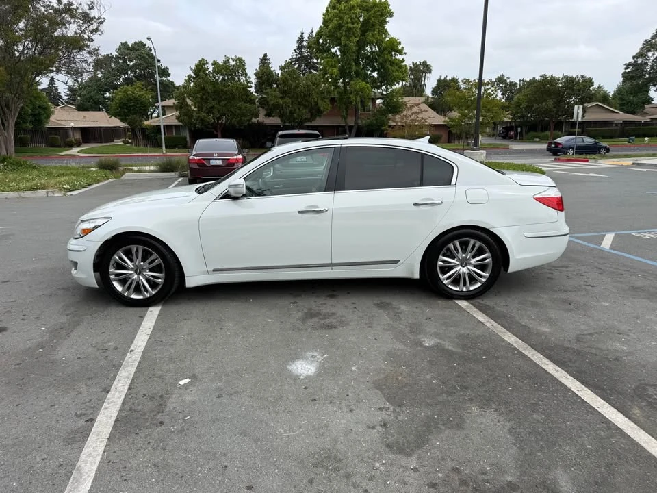 2011 Hyundai Genesis - Image 2 of 8