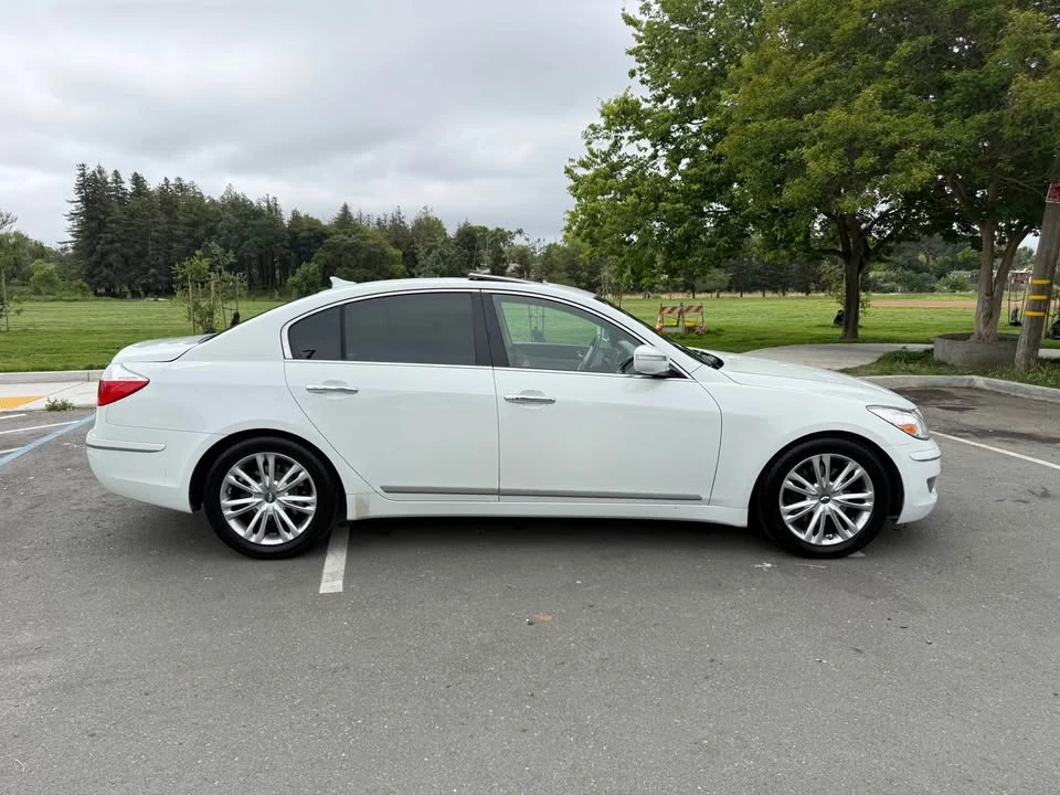 2011 Hyundai Genesis - Image 2 of 8