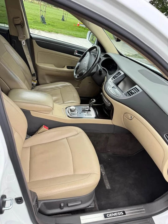 2011 Hyundai Genesis - Image 4 of 8