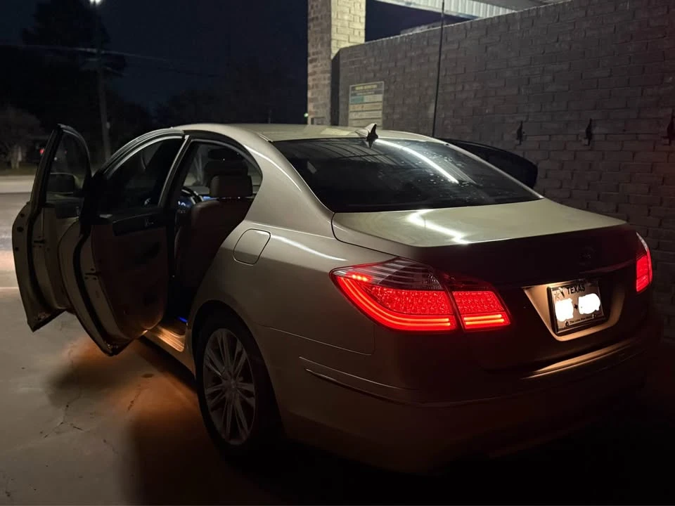 2011 Hyundai Genesis - Image 16 of 20