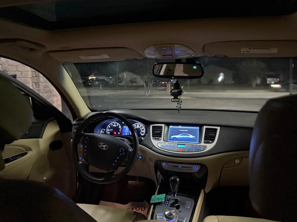 2011 Hyundai Genesis - Image 17 of 20
