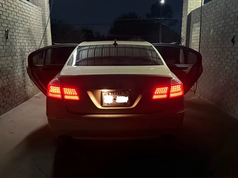 2011 Hyundai Genesis - Image 13 of 17