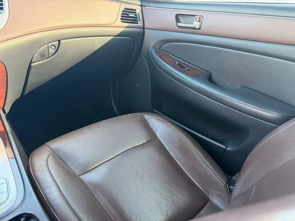 2011 Hyundai Genesis - Image 10 of 17