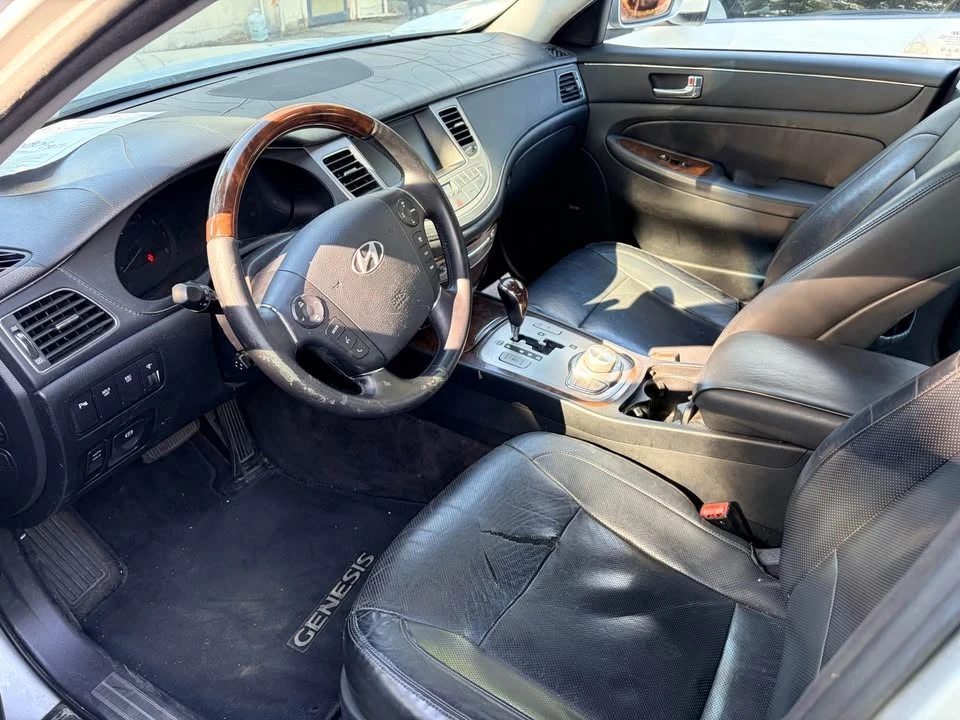 2011 Hyundai Genesis - Image 6 of 7