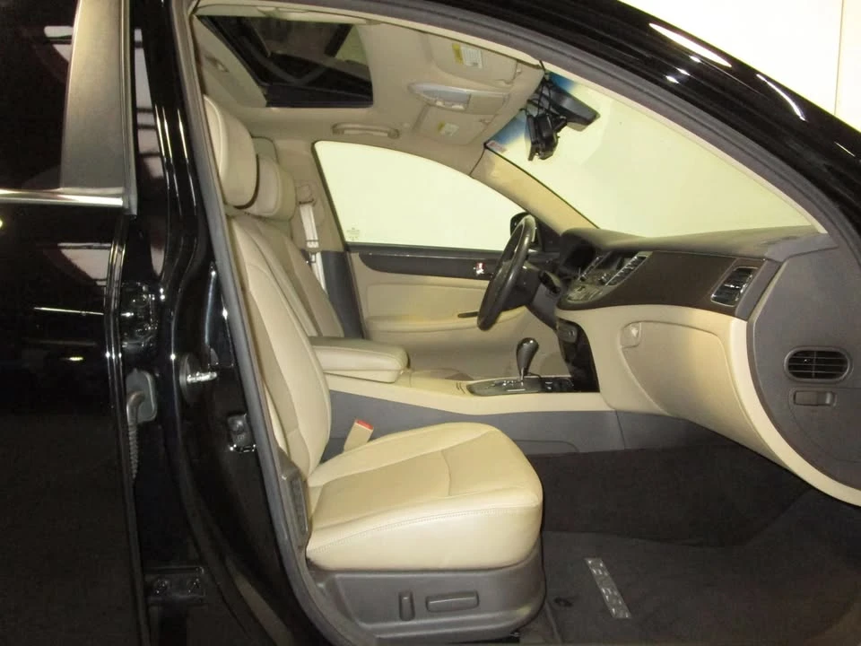 2011 Hyundai Genesis - Image 14 of 19