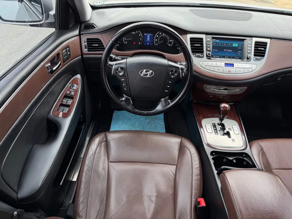 2011 Hyundai Genesis - Image 9 of 12