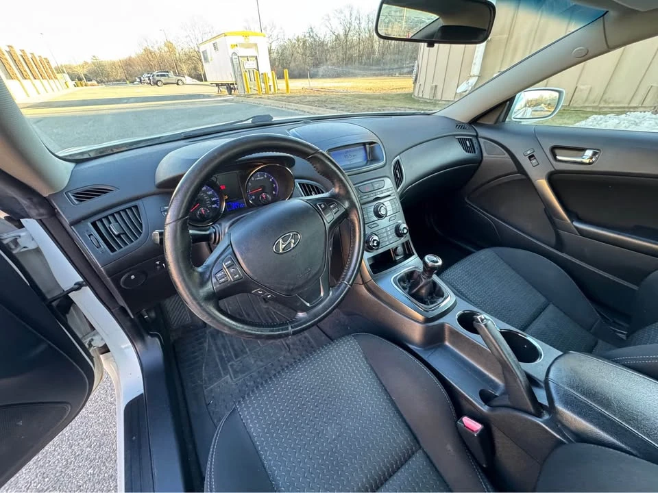 2011 Hyundai Genesis Coupe - Image 10 of 16