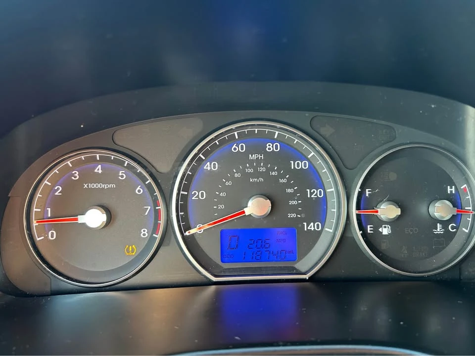 2011 Hyundai Santa Fe - Image 6 of 12