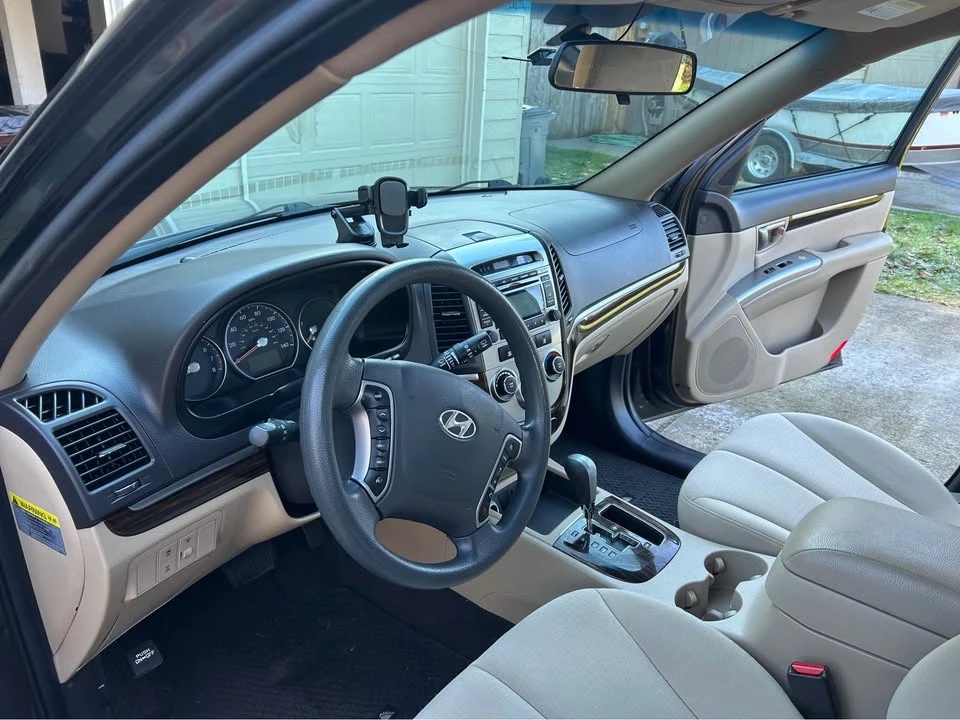 2011 Hyundai Santa Fe - Image 10 of 12