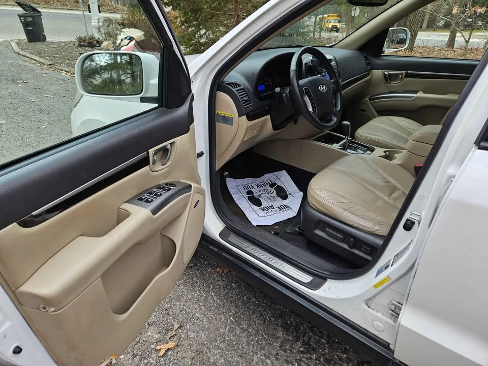 2011 Hyundai Santa Fe - Image 7 of 9