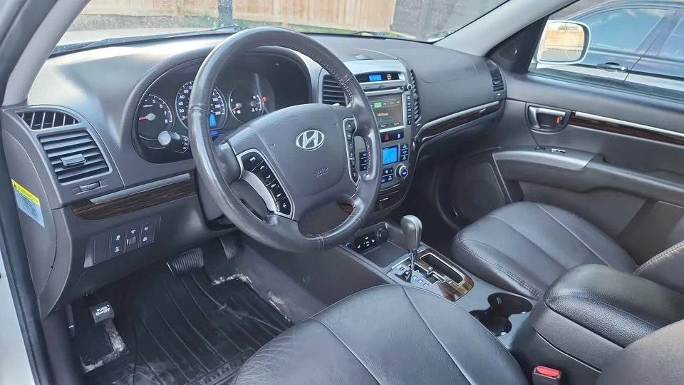 2011 Hyundai Santa Fe - Image 10 of 20