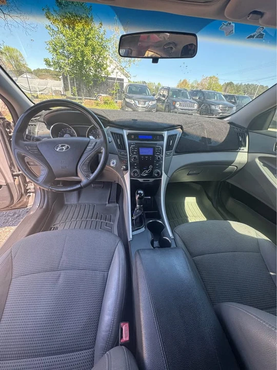 2011 Hyundai Sonata - Image 10 of 14