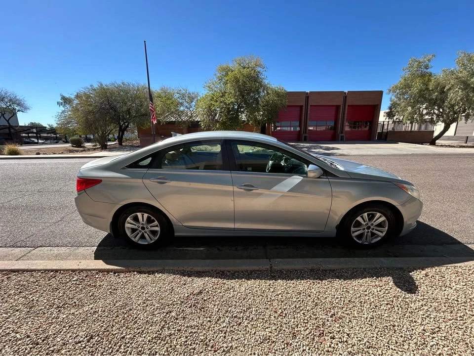 2011 Hyundai Sonata - Image 10 of 12