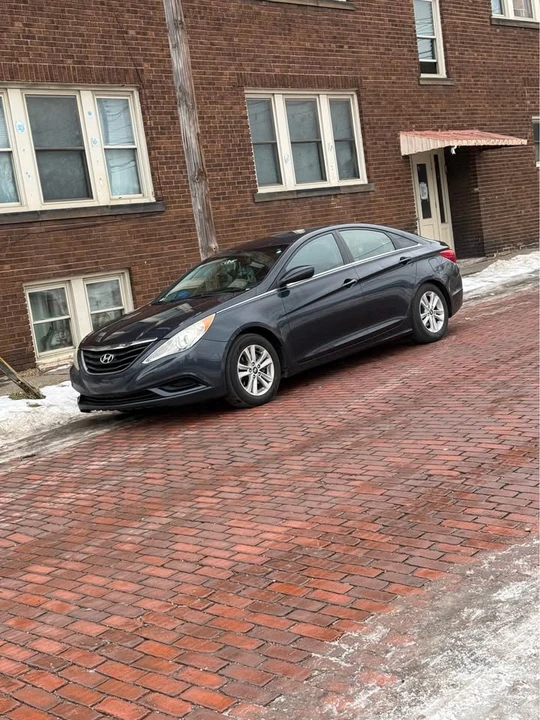 2011 Hyundai Sonata - Image 2 of 2