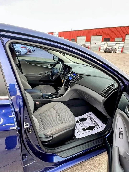 2011 Hyundai Sonata - Image 14 of 17