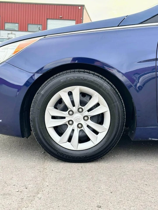 2011 Hyundai Sonata - Image 10 of 17