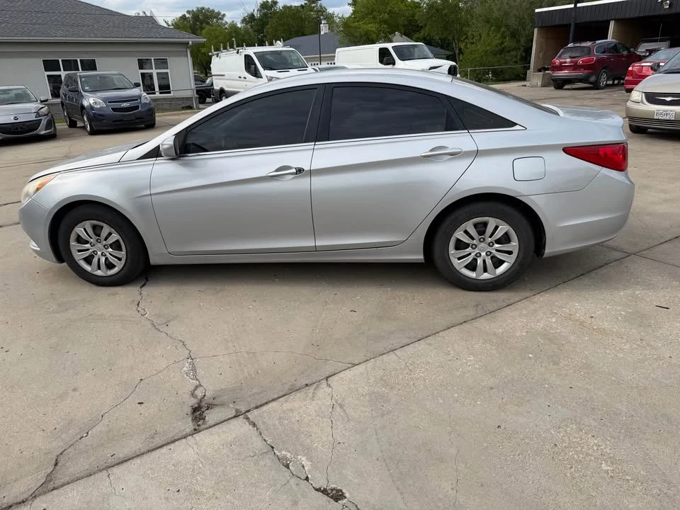 2011 Hyundai Sonata - Image 4 of 17