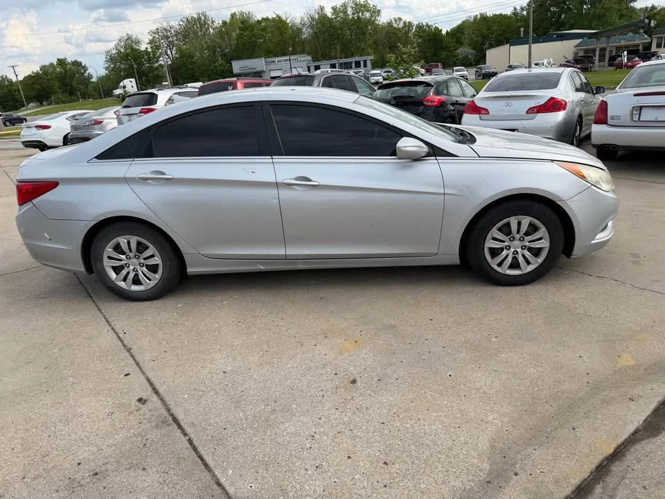 2011 Hyundai Sonata - Image 5 of 17