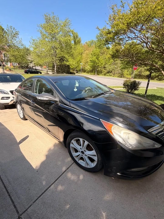 2011 Hyundai Sonata - Image 2 of 3