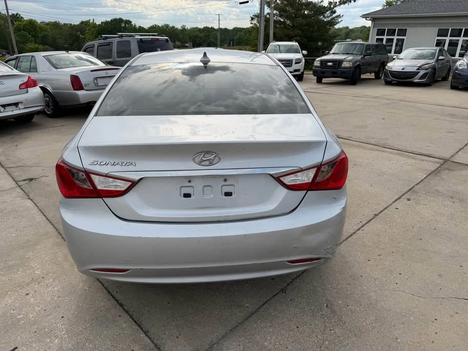 2011 Hyundai Sonata - Image 8 of 17
