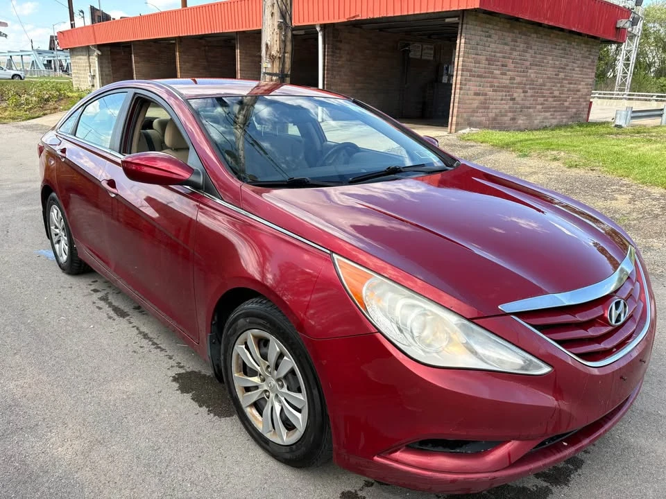 2011 Hyundai Sonata - Image 2 of 8