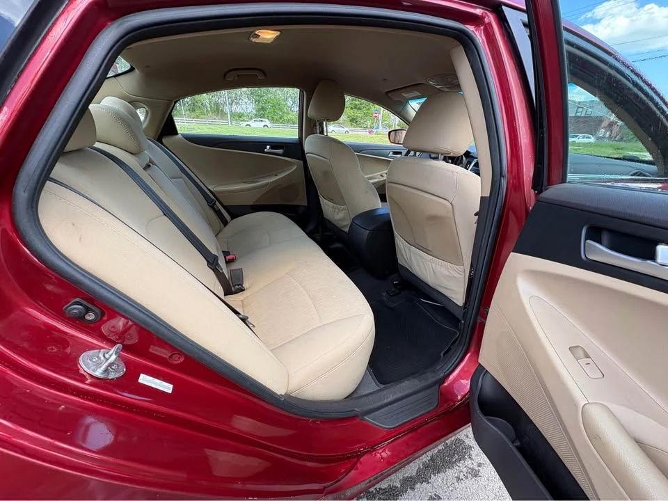 2011 Hyundai Sonata - Image 4 of 8