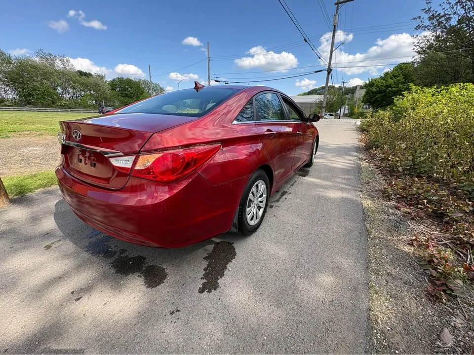 2011 Hyundai Sonata - Image 5 of 8