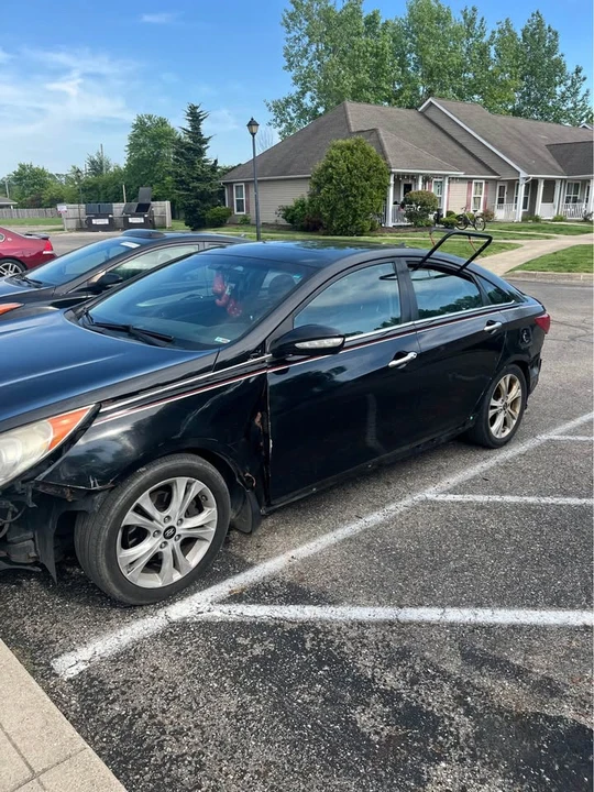2011 Hyundai Sonata - Image 2 of 4
