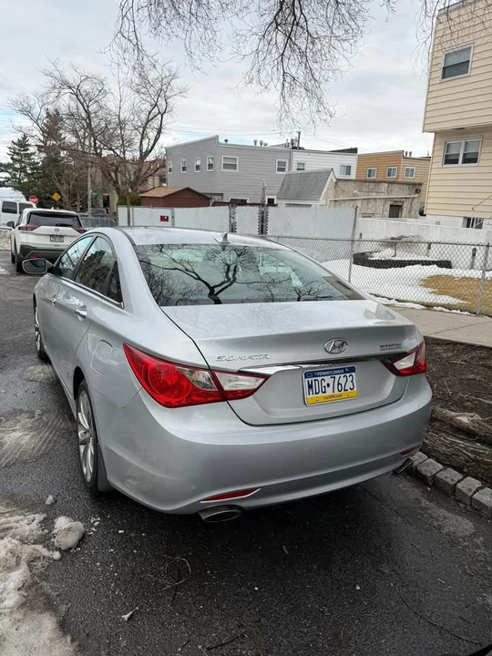 2011 Hyundai Sonata - Image 2 of 4