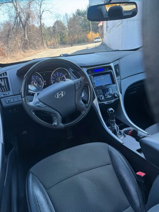 2011 Hyundai Sonata - Image 11 of 13