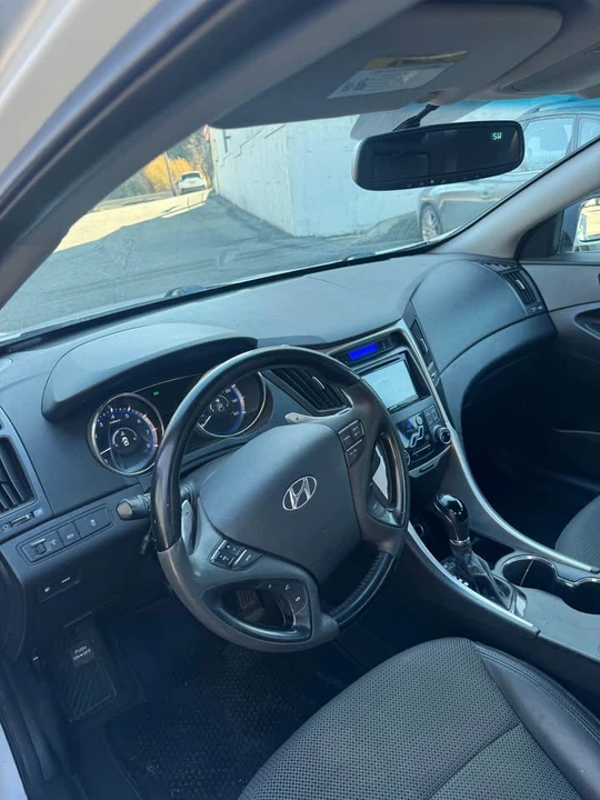 2011 Hyundai Sonata - Image 10 of 13