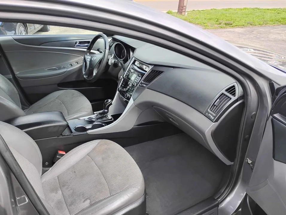 2011 Hyundai Sonata - Image 4 of 8