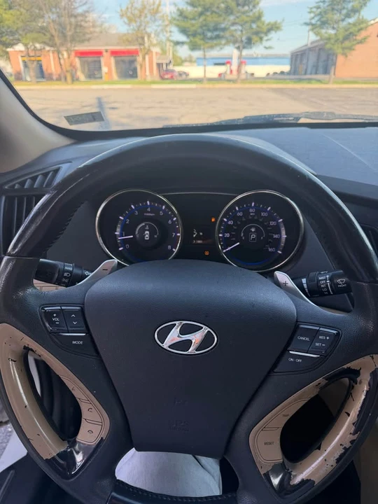 2011 Hyundai Sonata - Image 4 of 8